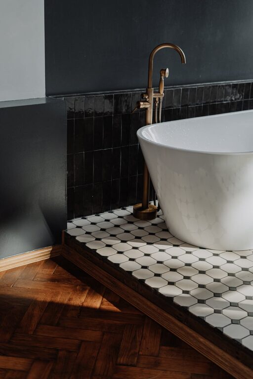 How to Create a Minimalist Bathroom Setup for a Clean, Calm Space